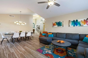 Luxury Paradise Palm Home, Pool, Hot Tub, Putting Green & More!